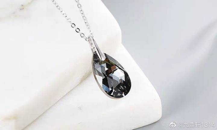 蓝莓冰淇淋项链怎么戴？材质对比与搭配禁忌全解析