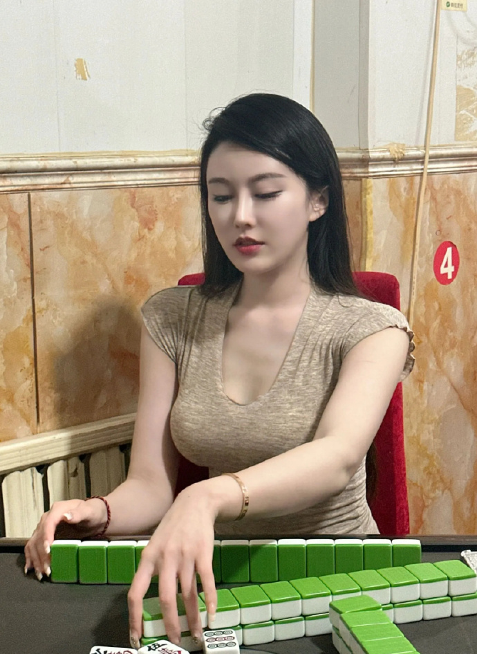 陪美女打麻将怎样才能不输钱还讨人喜欢？