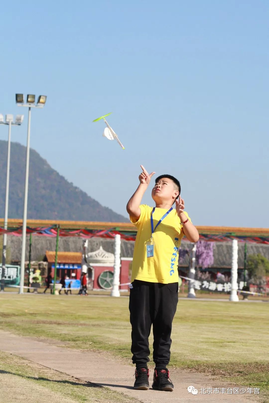 “小飞机纸飞机一起做游戏”出自啥歌？答案揭晓！