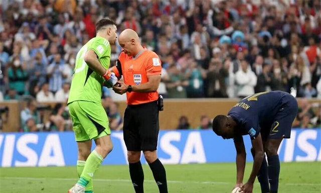 《突发：大马丁世界杯过后比赛再现重大失误！欧冠关键战3次脱手致维拉出局》