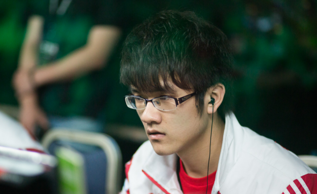 若风直播哭了背后，电竞选手的心理健康为何无人关注？