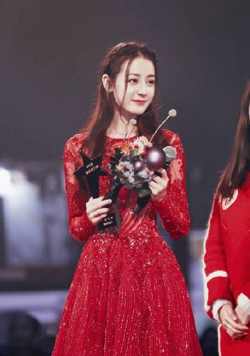 迪丽热巴的生日造型凭什么让人挪不开眼？