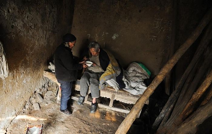 穿越成农妇怎么活？破屋求生三招教你逆袭