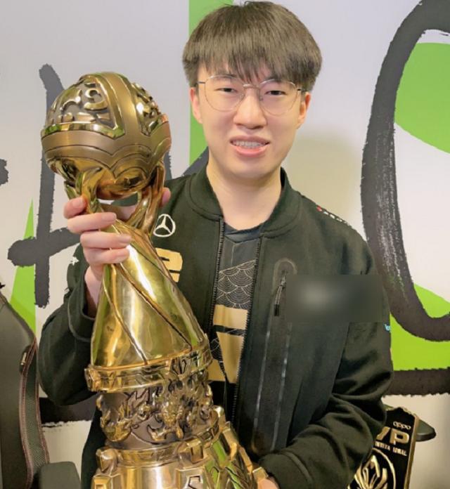 RNG小虎微博风云:名人堂祝贺长文七次修订,电竞圈十年恩怨全记录 RNG小虎微博风云:名人堂祝贺长文七次修订,电竞圈十年恩怨全记录