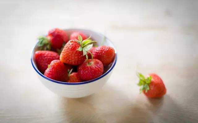 迈开腿尝尝你的草莓作文怎么写_高分技巧分享_避开常见误区