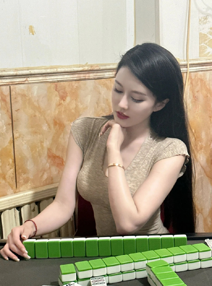 陪美女打麻将怎样才能不输钱还讨人喜欢？