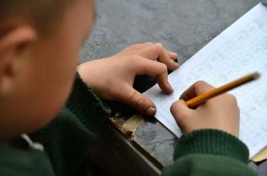 新手如何写出“坐在紫到发黑的木棒上写作业”这样的爆款？