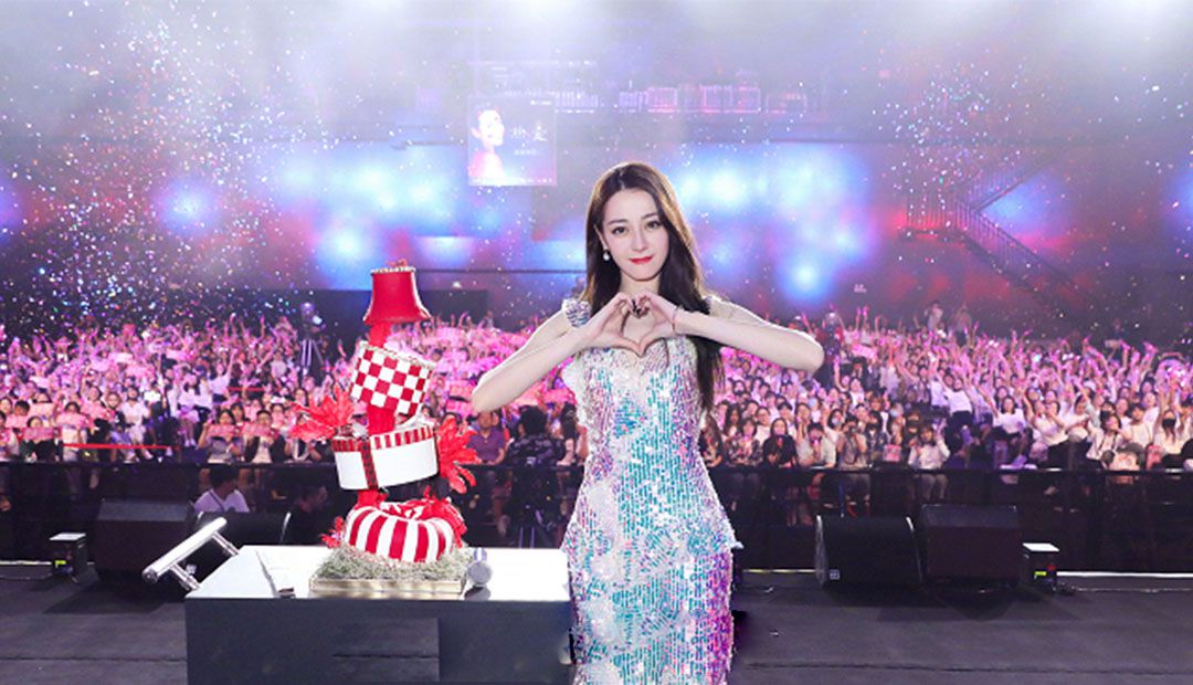 迪丽热巴的生日造型凭什么让人挪不开眼？