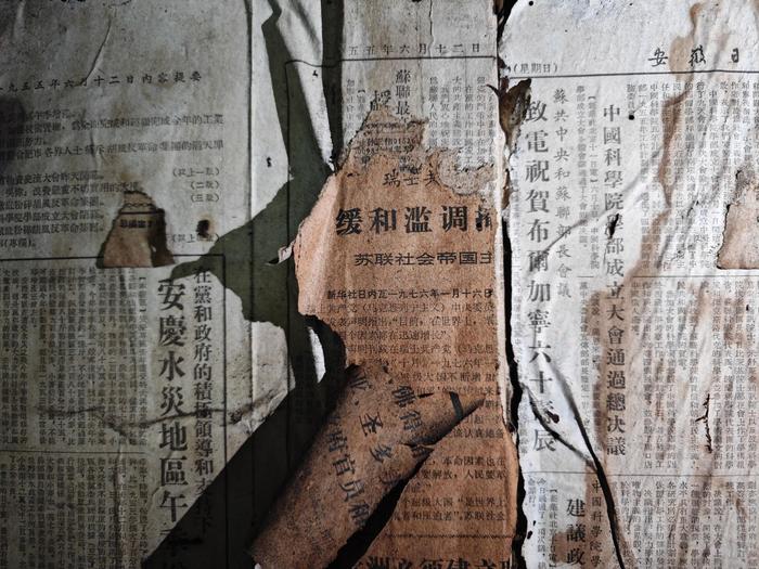 末世报纸糊墙开裂怎么选？省3000元材料清单避司法纠纷