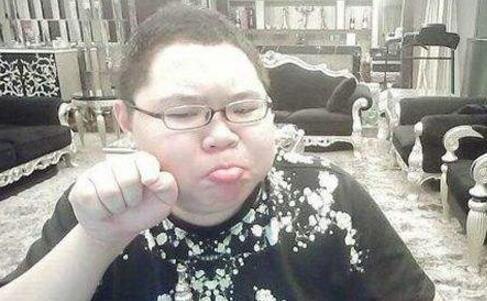 全英雄联盟最骚的骚猪如何炼成？评测鬼畜天王PDD的封神之路