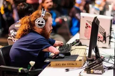 LOL用筷子怎么玩？无臂主播生存攻略大揭秘