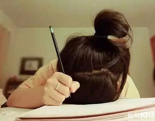 新手如何写出“坐在紫到发黑的木棒上写作业”这样的爆款？