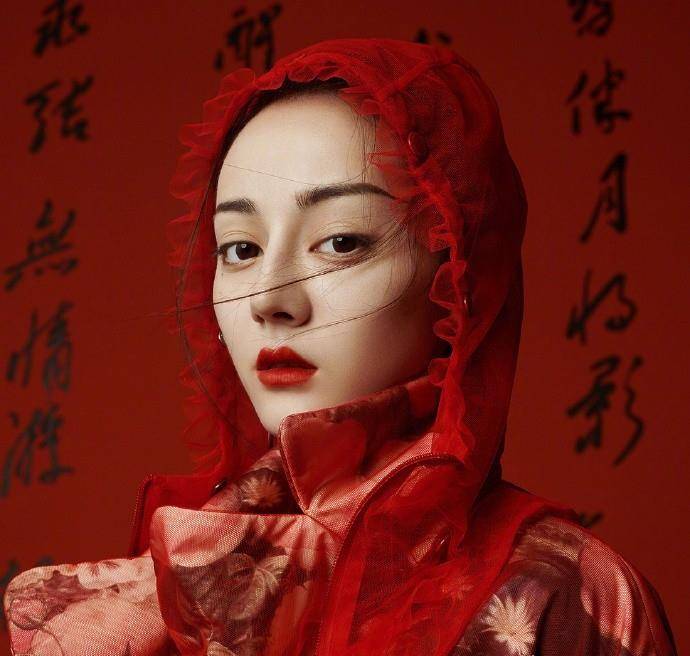 迪丽热巴的生日造型凭什么让人挪不开眼？