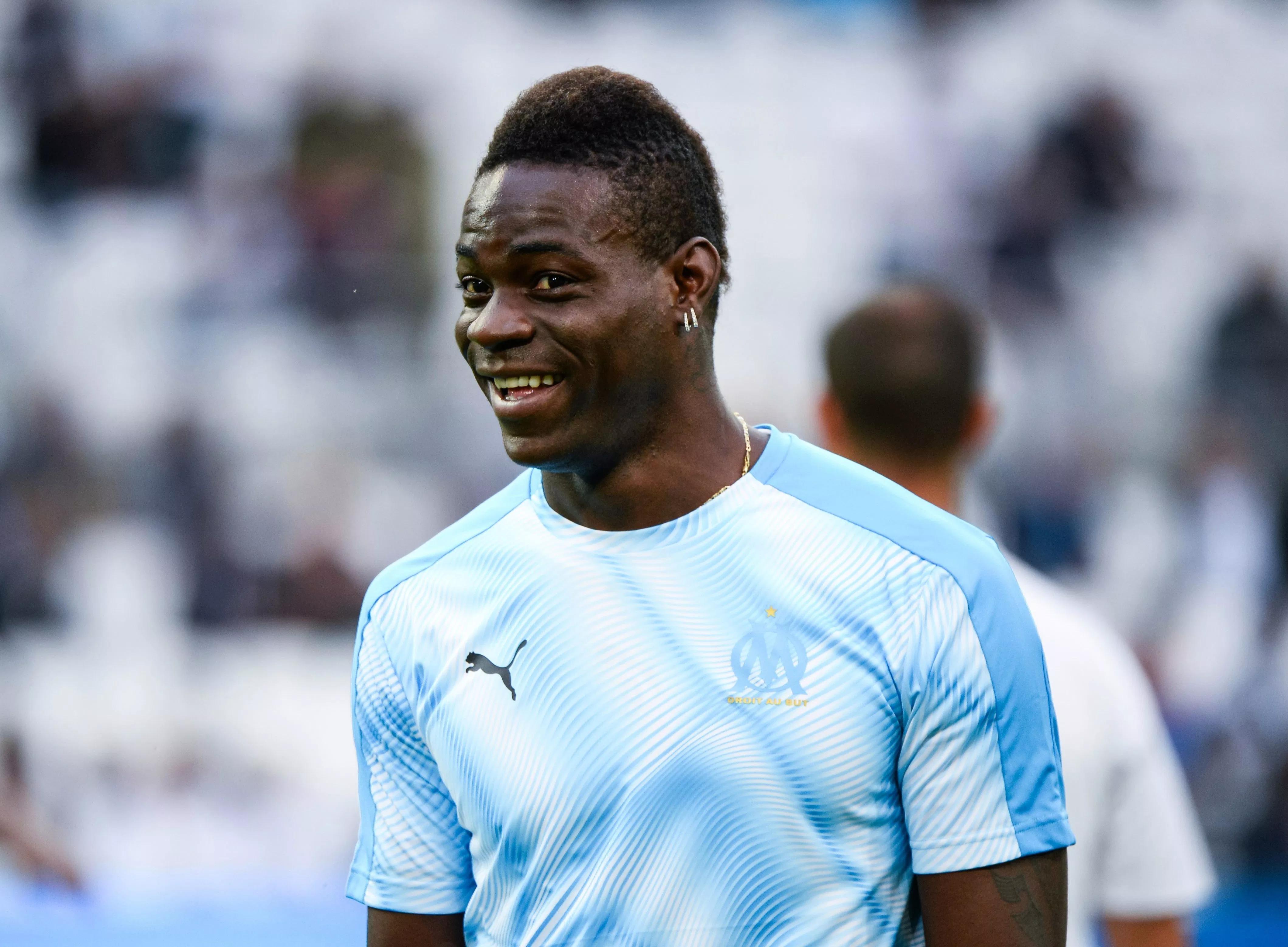 巴神回国探望养母，宠物狗热情迎接感人瞬间