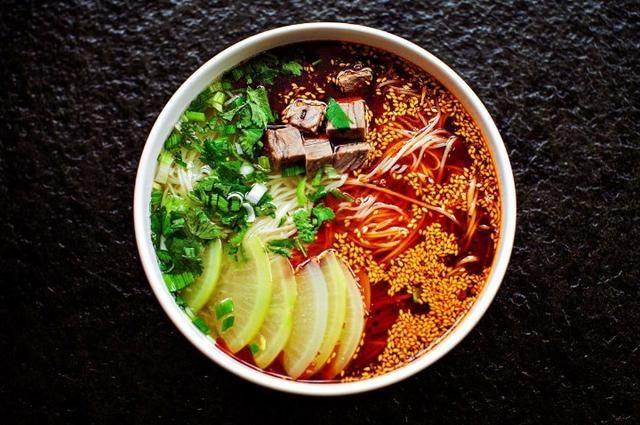 梦见吃面条到底预示着什么？