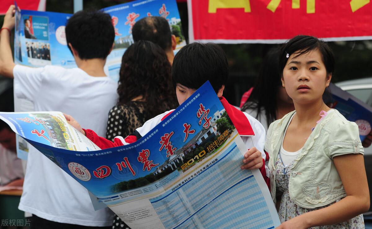 2012年10月11日发生了什么改变中国文学史的大事？