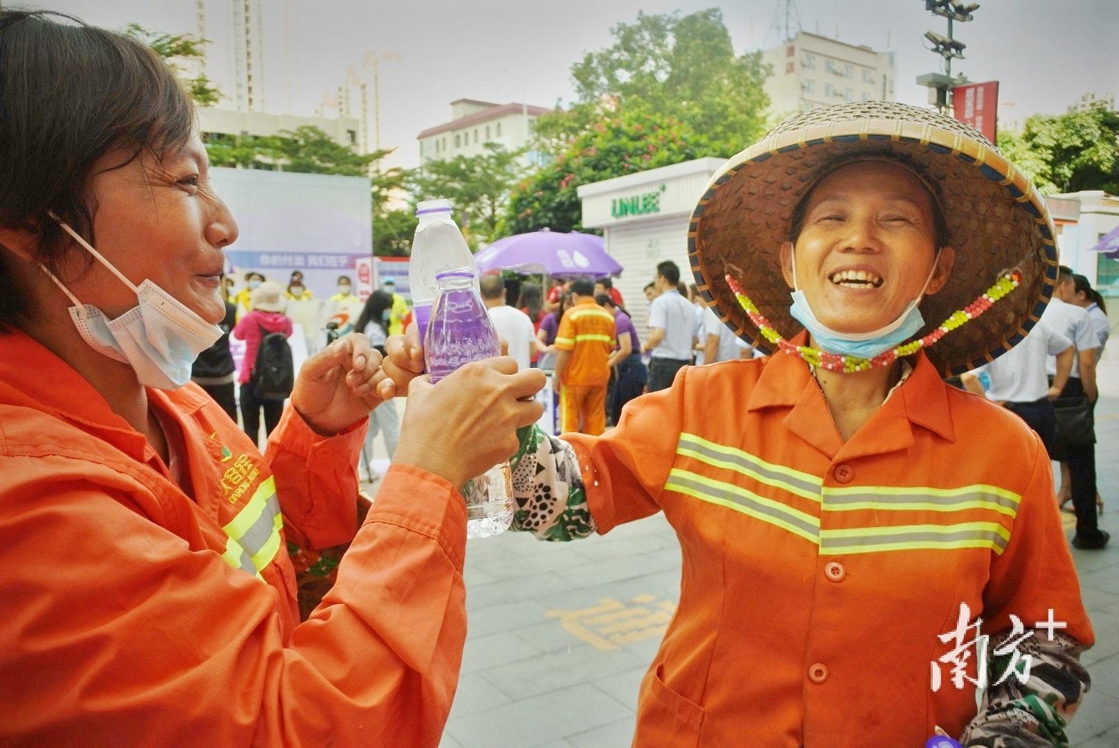 为什么同样一瓶可乐，便利店卖5块超市只卖3块？