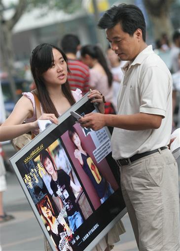 师洋的淘宝店：过气选秀明星如何靠“浮夸”年入千万？