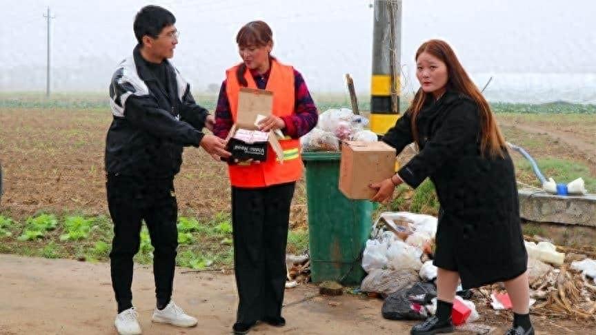 比夫拉锯尾吊的饮食习惯解析：主要以海藻为食