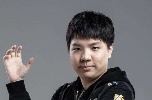 皇族Godlike是如何从世界亚军变身“不当人”主播的？