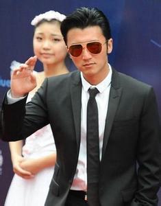 断掌纹的女人真的命硬克夫吗？