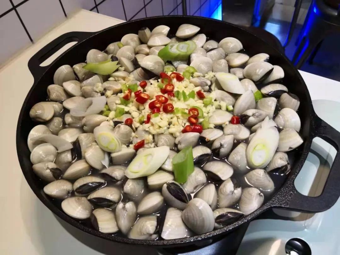 牛和鸡是冲还是合？详细解析生肖牛与生肖鸡的相性关系