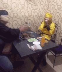 地铁里遇到猪八戒该怎么办？