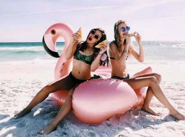 海滩派对穿什么才能成为焦点？分享我的吸睛小技巧