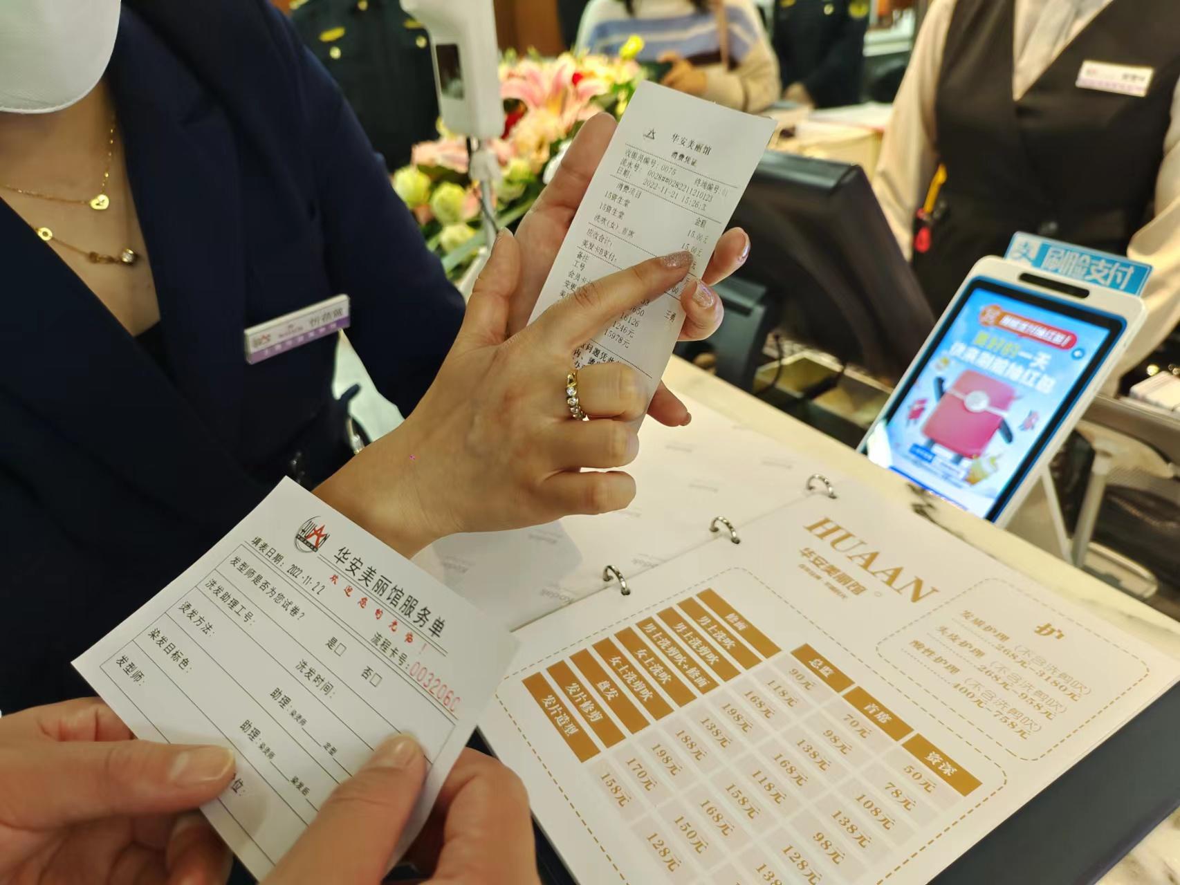 绯胸鹦鹉吃食有讲究，快来了解它吃什么