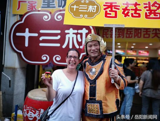 为什么每年9月10日总有人抱着花满街跑？