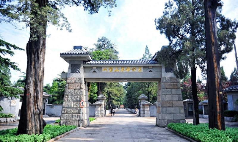 八宝山的风水到底藏着什么秘密？