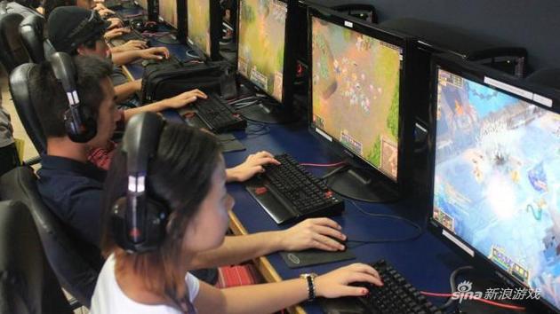 LOL高校入驻：是游戏沉迷还是职业新路？