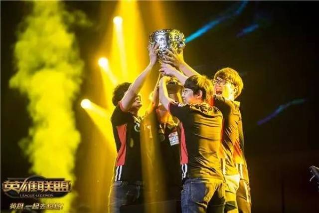 LPL2016夏季赛EDG怎么就能全胜夺冠了，当时赛制有啥问题吗？