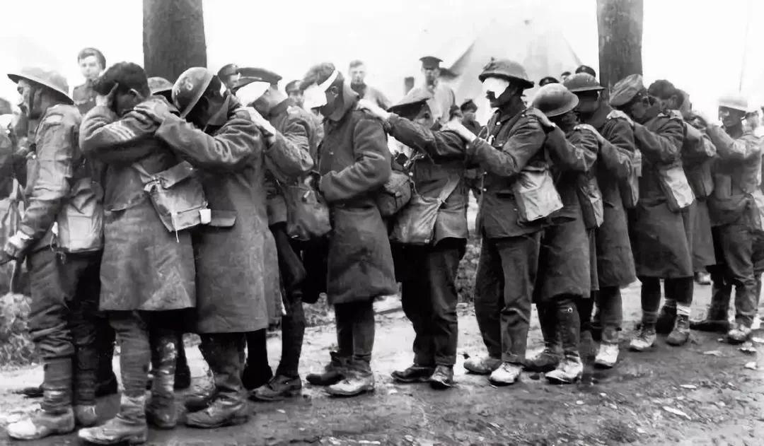 狂 字的部首是反犬旁还是王字旁？