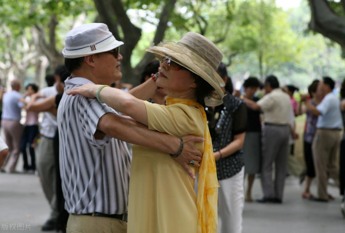 女人梦见对象有出轨征兆预示什么？2025年心理全解与化解指南