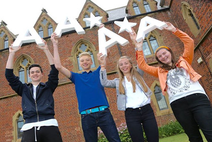 英国华人收入为什么比白人高_英国华人GCSE成绩为什么这么好