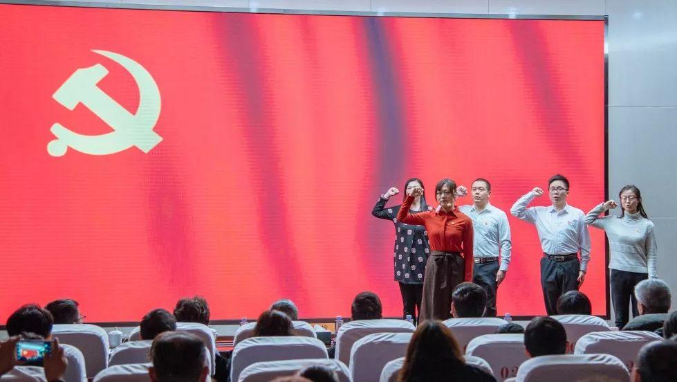 梦见头发齐齐的断了预示什么？2025年事业与情感双重转折