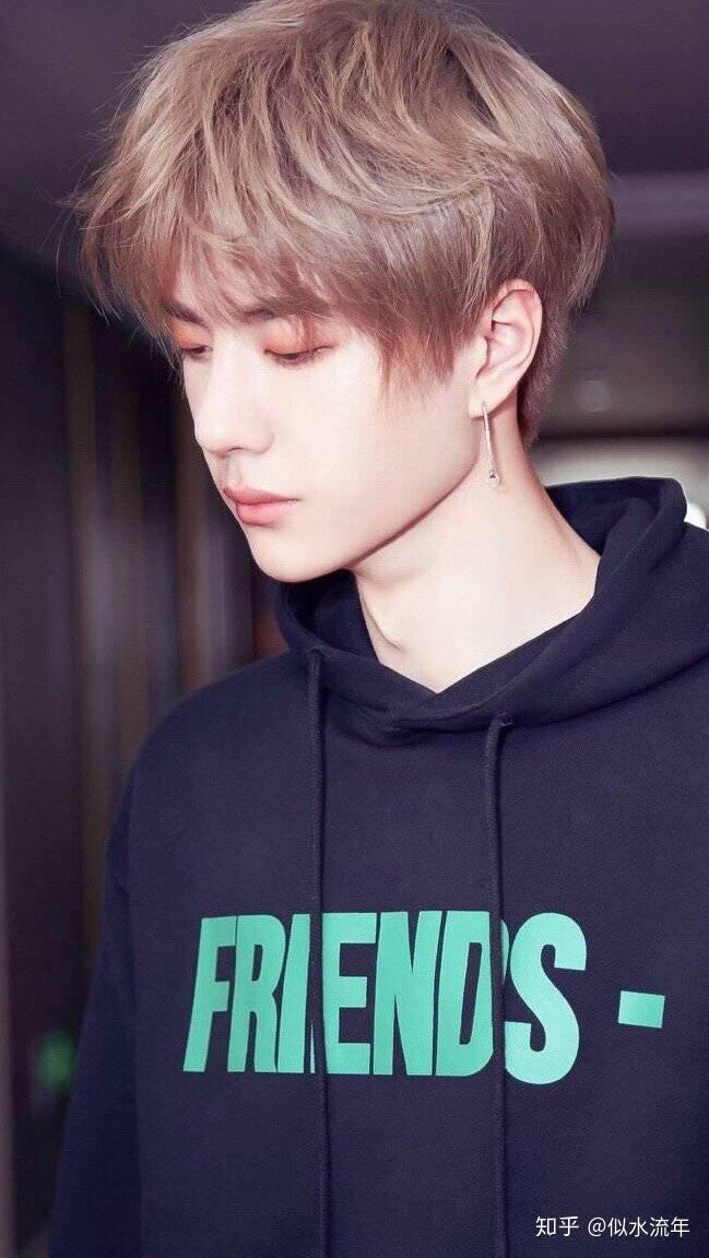 《王一博的长相有哪些特点？揭秘其清冷感与少年感并存的原因》