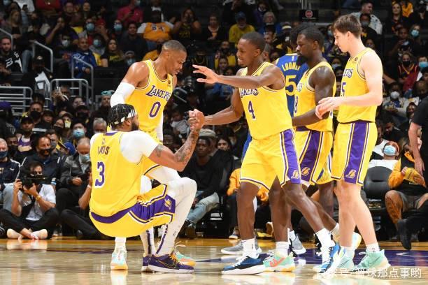 季后赛前奏？湖人与勇士的常规赛对决带来的启示