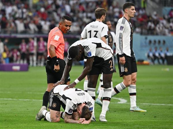 足球运动员的彩虹袖标为什么总被禁？