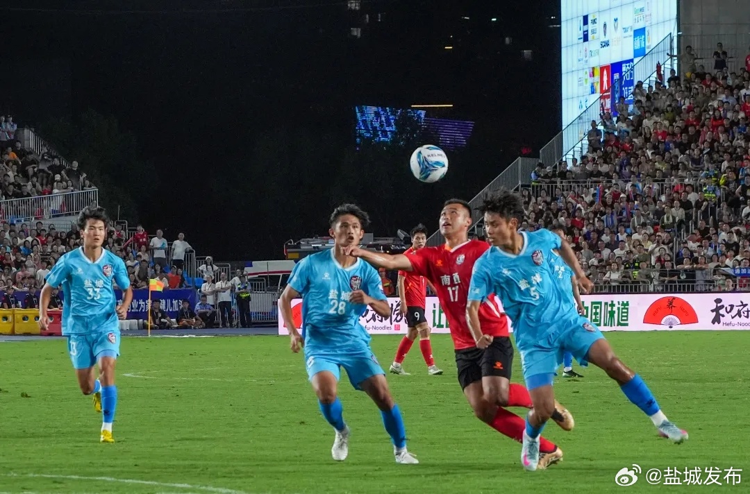 【今晚足球比赛苏州队与盐城队的赛前分析】谁能抢占先机，我们拭目以待！