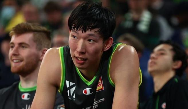 周琦在NBL首秀砍下10分8篮板，菜鸟该学什么？