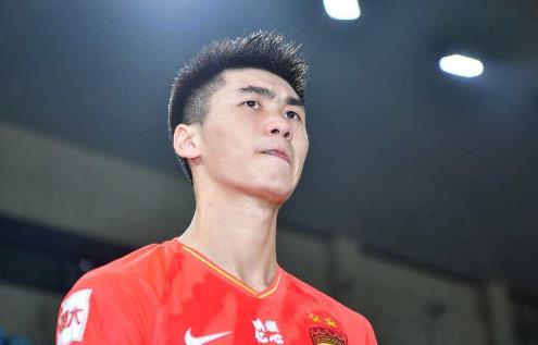 朱辰杰凭啥能在国足踢主力? 朱辰杰凭啥能在国足踢主力?