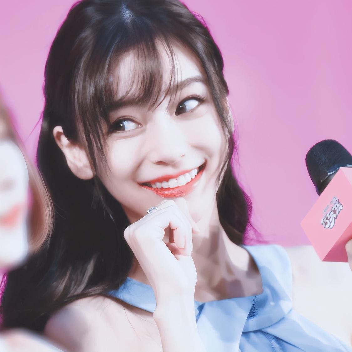 两个女生真的能用一杯水完成全网爆火的挑战吗？