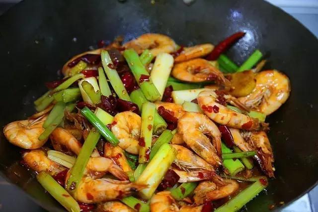 猫咪突然瘦了？小心沙发缝里藏着的 白芝麻 ！