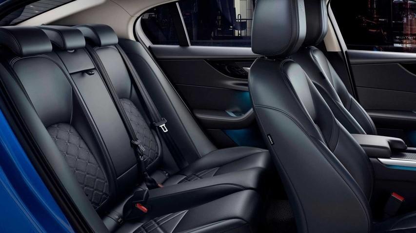 捷豹XE为何被称为运动轿车的标杆,设计美学与动力性能如何兼得,同价位竞品对比谁更胜一筹? 捷豹XE为何被称为运动轿车的标杆,设计美学与动力性能如何兼得,同价位竞品对比谁更胜一筹?