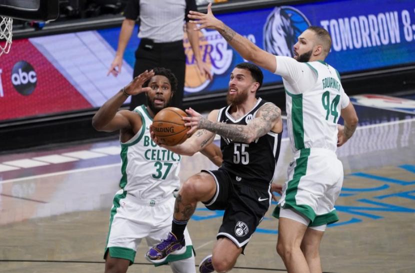 勇士火箭大对决：季后赛硝烟弥漫，紧张激烈战局引发热烈讨论！