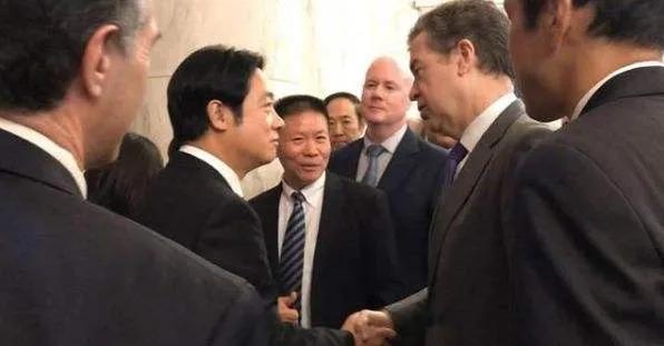 你家猫主子突然开始蹭屁股?别慌! 你家猫主子突然开始蹭屁股?别慌!