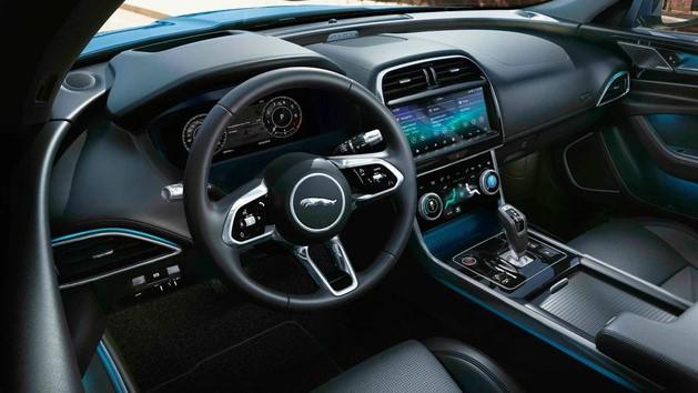 捷豹XE为何被称为运动轿车的标杆,设计美学与动力性能如何兼得,同价位竞品对比谁更胜一筹? 捷豹XE为何被称为运动轿车的标杆,设计美学与动力性能如何兼得,同价位竞品对比谁更胜一筹?