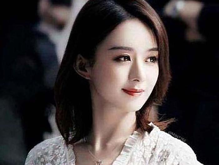 微说相：赵丽颖获中国电视金鹰奖，事业大红大紫，婚姻却堪忧？